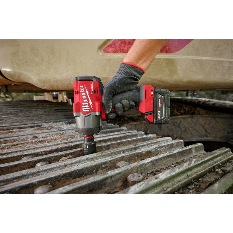 Llave de impacto de alto torque Milwaukee M18 FUEL de 1/2 pulgada con kit de anillo de fricción 2967-22 - Image 4